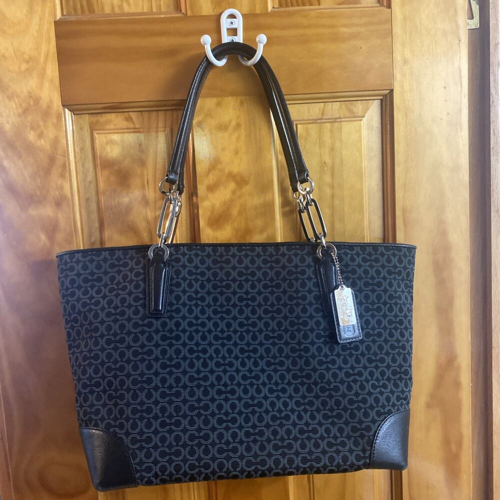 Authentic Coach Black Handbag Tote Pre-owned, Good Condition E13-20-26767